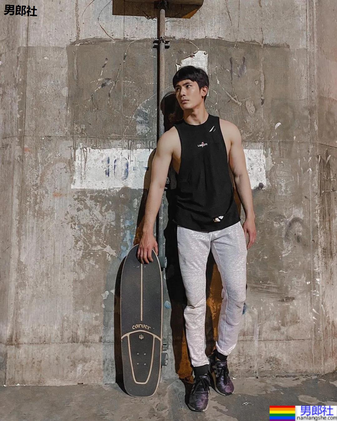 紧身衣肌肉帅哥化身炫腹狂魔，网友：馋他的颜和腱子肉身材！ - 51虹马