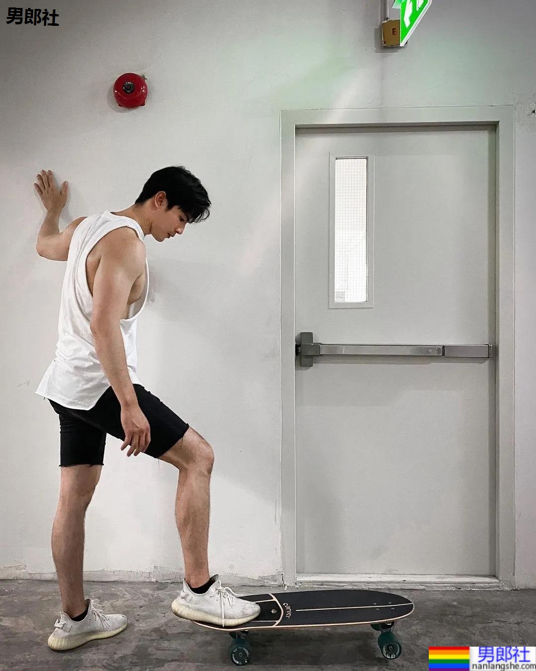 紧身衣肌肉帅哥化身炫腹狂魔，网友：馋他的颜和腱子肉身材！ - 51虹马