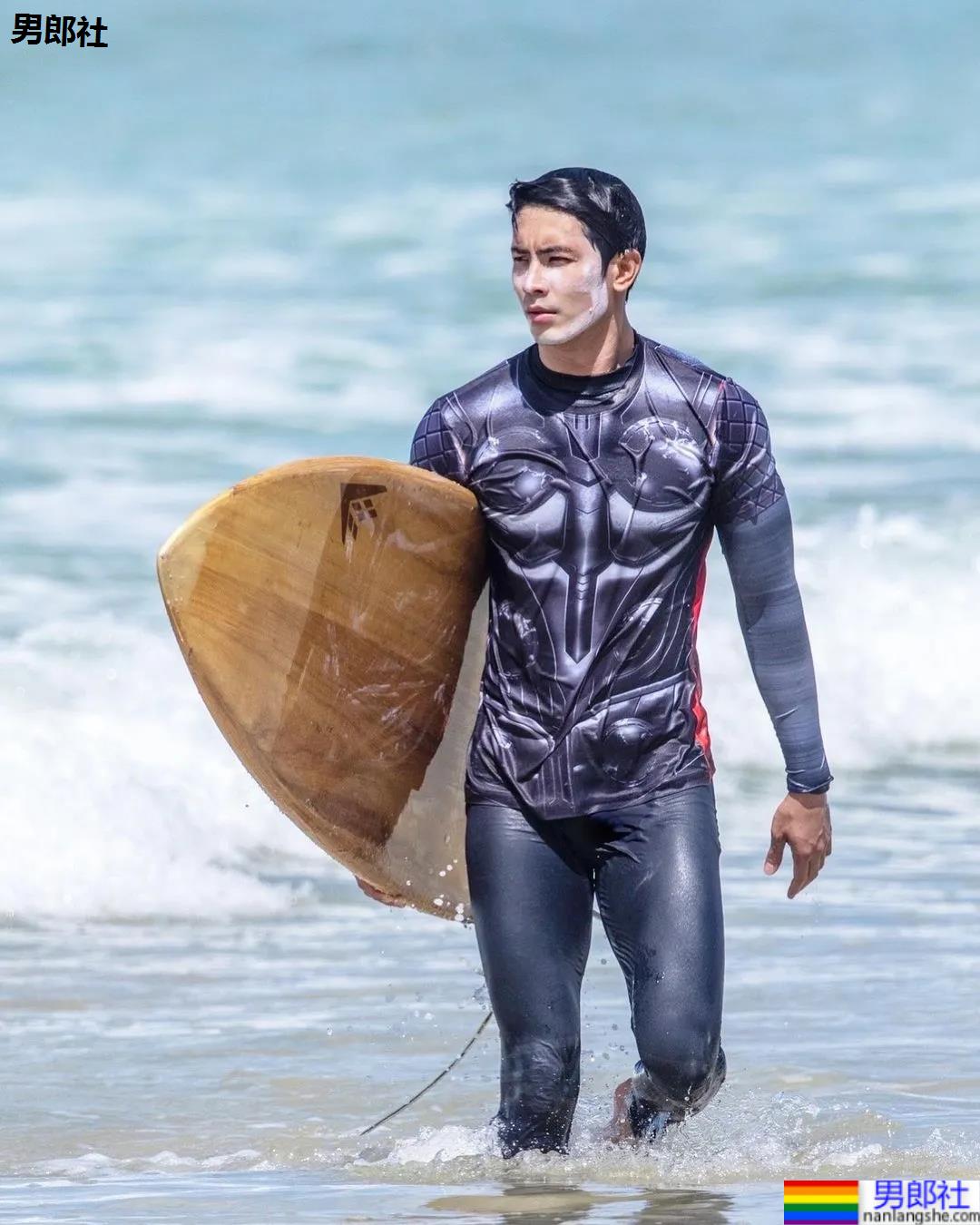 紧身衣肌肉帅哥化身炫腹狂魔，网友：馋他的颜和腱子肉身材！ - 51虹马