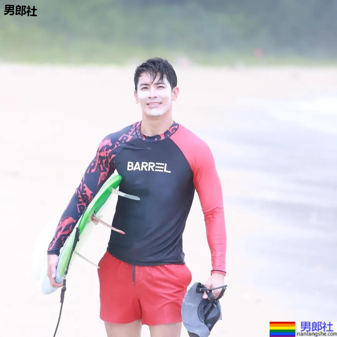 紧身衣肌肉帅哥化身炫腹狂魔，网友：馋他的颜和腱子肉身材！ - 51虹马