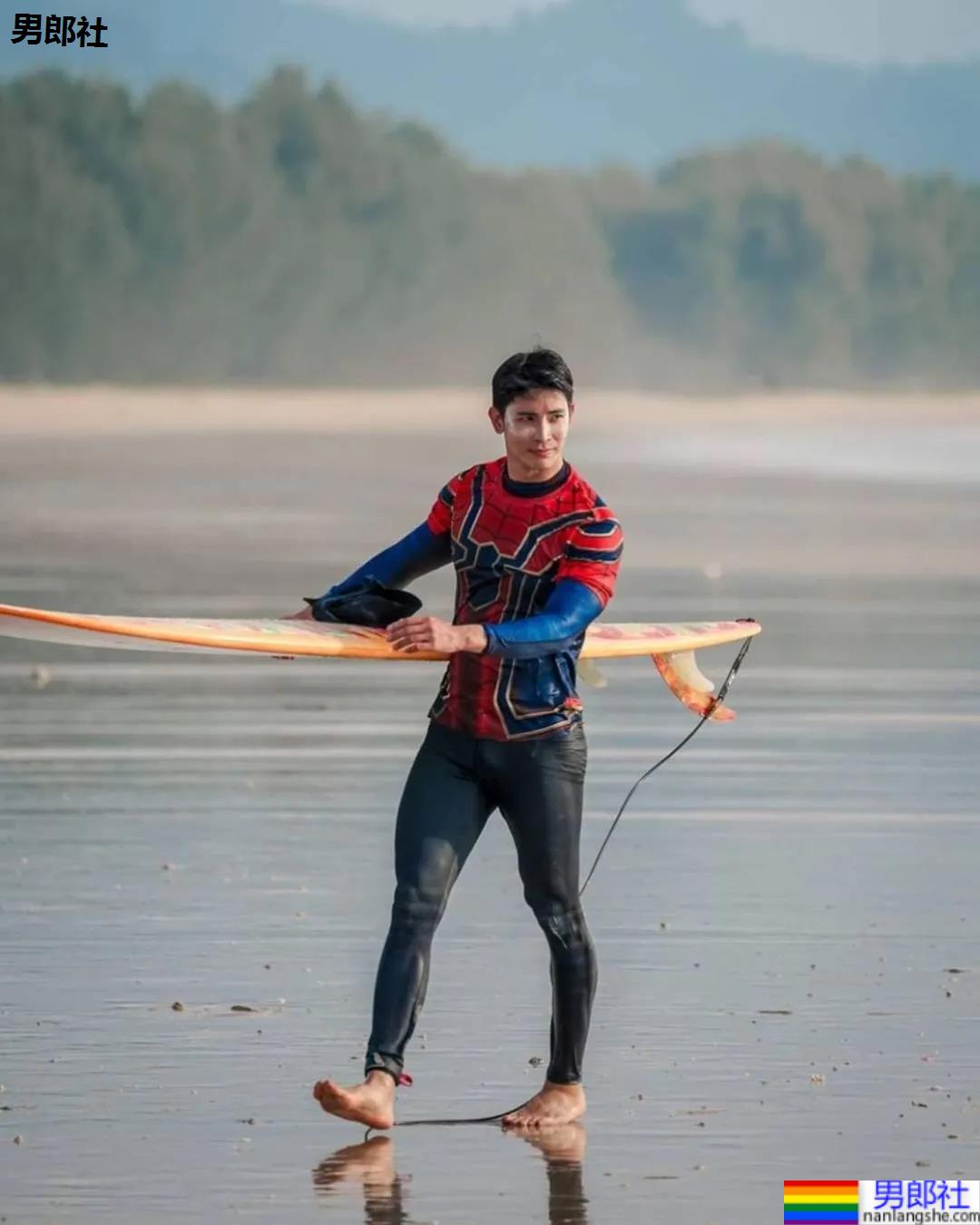 紧身衣肌肉帅哥化身炫腹狂魔，网友：馋他的颜和腱子肉身材！ - 51虹马