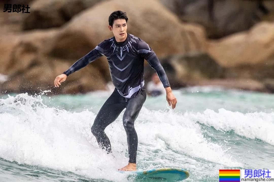 紧身衣肌肉帅哥化身炫腹狂魔，网友：馋他的颜和腱子肉身材！ - 51虹马