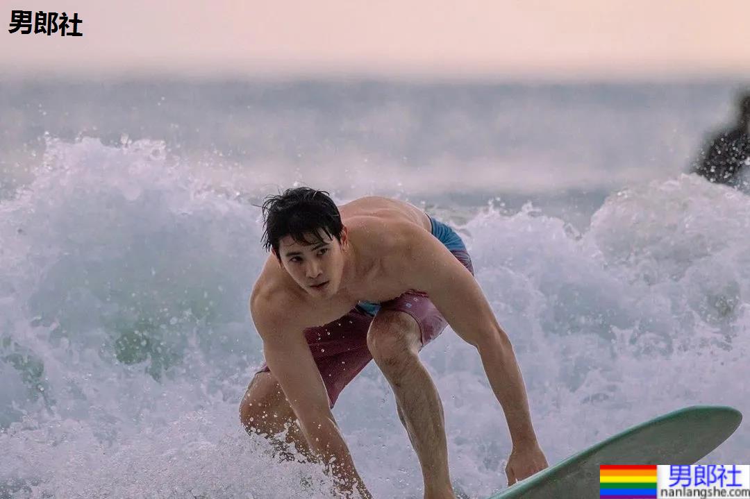 紧身衣肌肉帅哥化身炫腹狂魔，网友：馋他的颜和腱子肉身材！ - 51虹马