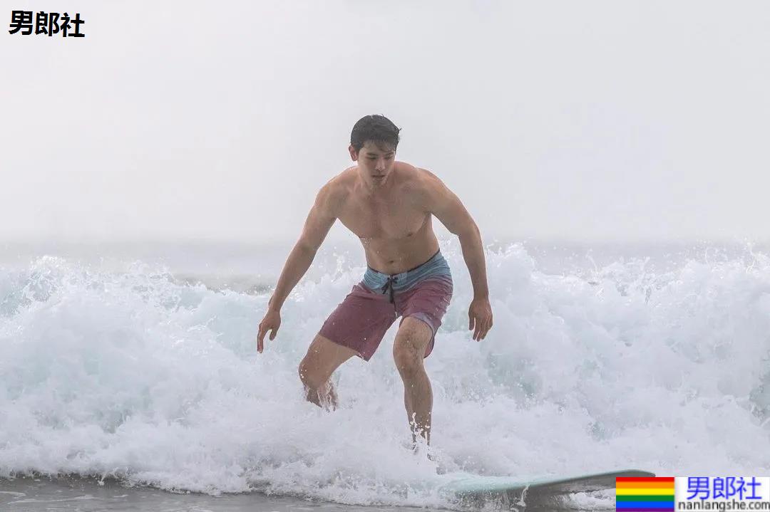 紧身衣肌肉帅哥化身炫腹狂魔，网友：馋他的颜和腱子肉身材！ - 51虹马