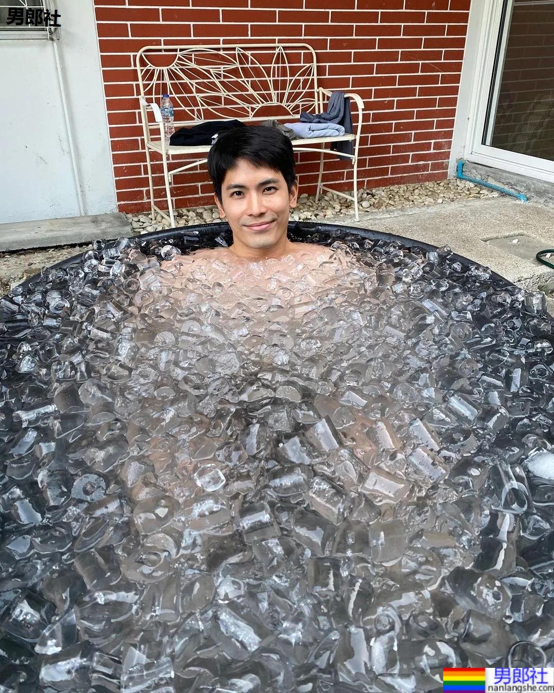 紧身衣肌肉帅哥化身炫腹狂魔，网友：馋他的颜和腱子肉身材！ - 51虹马