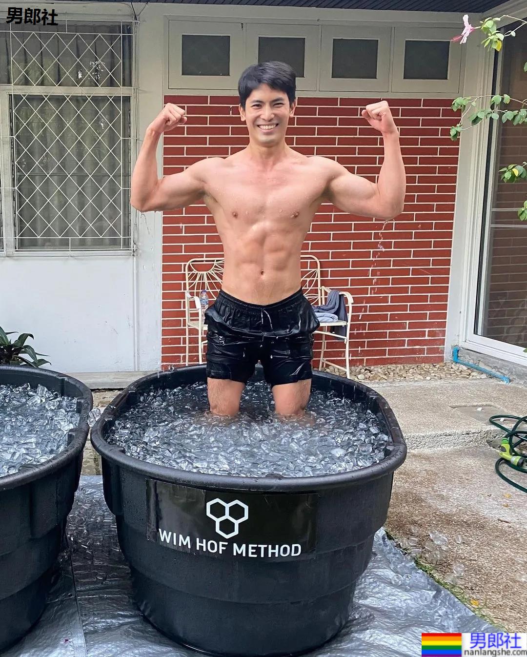 紧身衣肌肉帅哥化身炫腹狂魔，网友：馋他的颜和腱子肉身材！ - 51虹马