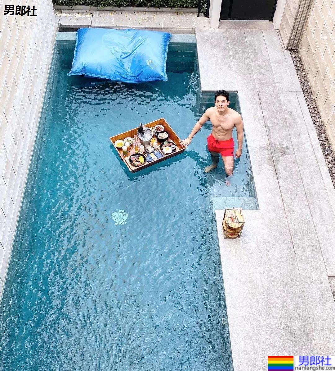 紧身衣肌肉帅哥化身炫腹狂魔，网友：馋他的颜和腱子肉身材！ - 51虹马