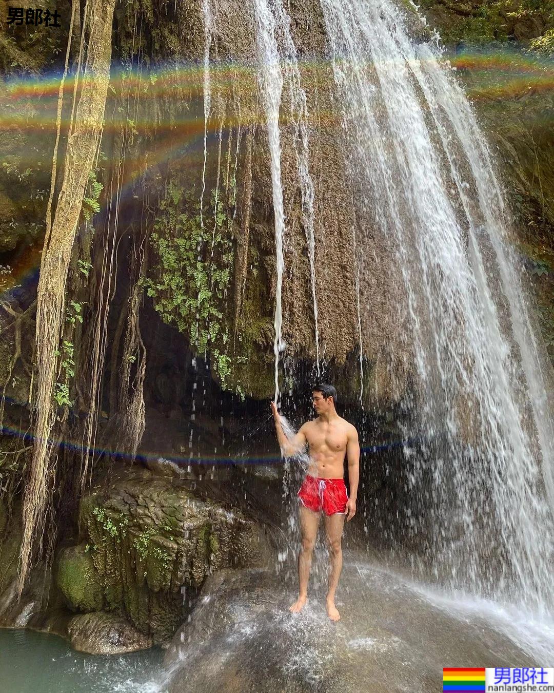 紧身衣肌肉帅哥化身炫腹狂魔，网友：馋他的颜和腱子肉身材！ - 51虹马