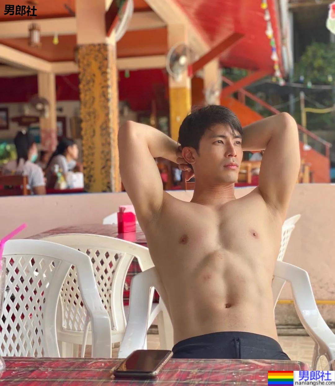 紧身衣肌肉帅哥化身炫腹狂魔，网友：馋他的颜和腱子肉身材！ - 51虹马