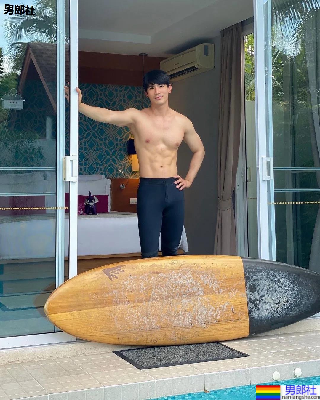 紧身衣肌肉帅哥化身炫腹狂魔，网友：馋他的颜和腱子肉身材！ - 51虹马