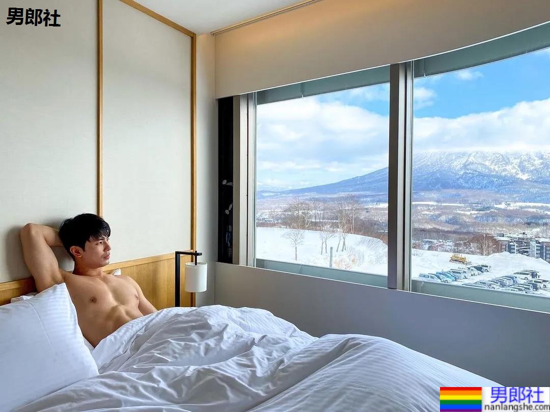 紧身衣肌肉帅哥化身炫腹狂魔，网友：馋他的颜和腱子肉身材！ - 51虹马