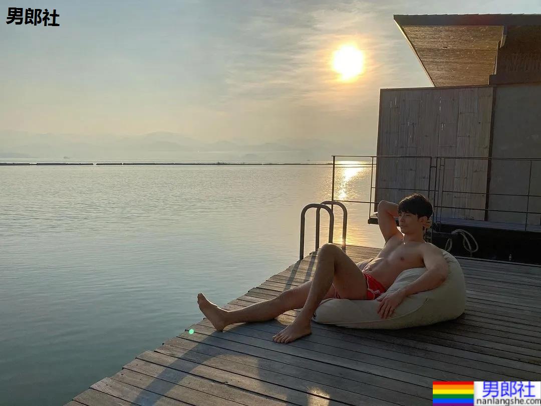 紧身衣肌肉帅哥化身炫腹狂魔，网友：馋他的颜和腱子肉身材！ - 51虹马