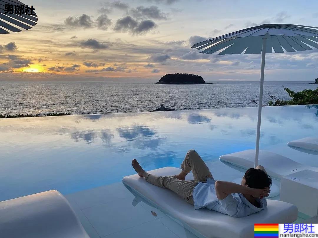 紧身衣肌肉帅哥化身炫腹狂魔，网友：馋他的颜和腱子肉身材！ - 51虹马