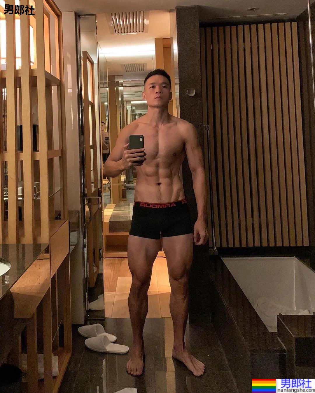 成都新晋1哥肌肉照爆红推特，外国网友们都看馋了！ - 51虹马