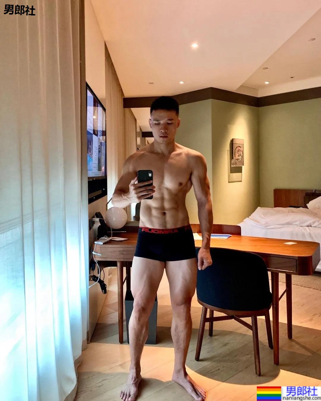 成都新晋1哥肌肉照爆红推特，外国网友们都看馋了！ - 51虹马