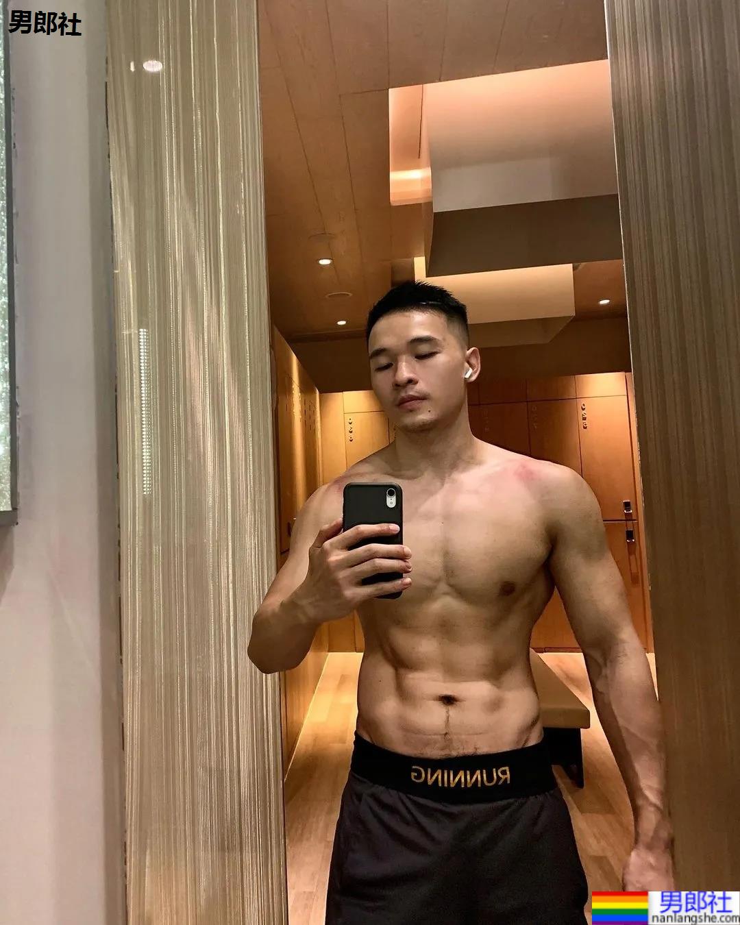 成都新晋1哥肌肉照爆红推特，外国网友们都看馋了！ - 51虹马
