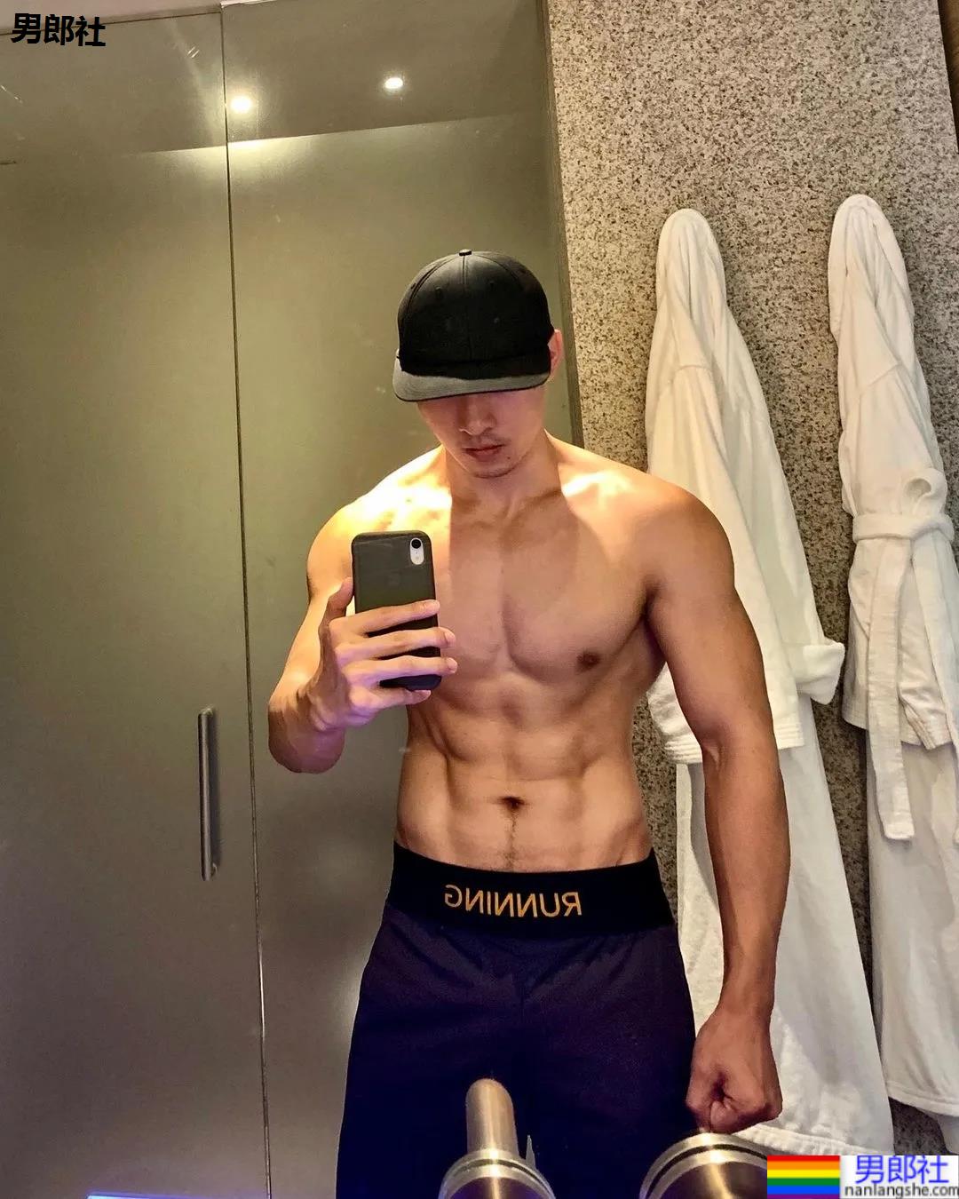 成都新晋1哥肌肉照爆红推特，外国网友们都看馋了！ - 51虹马