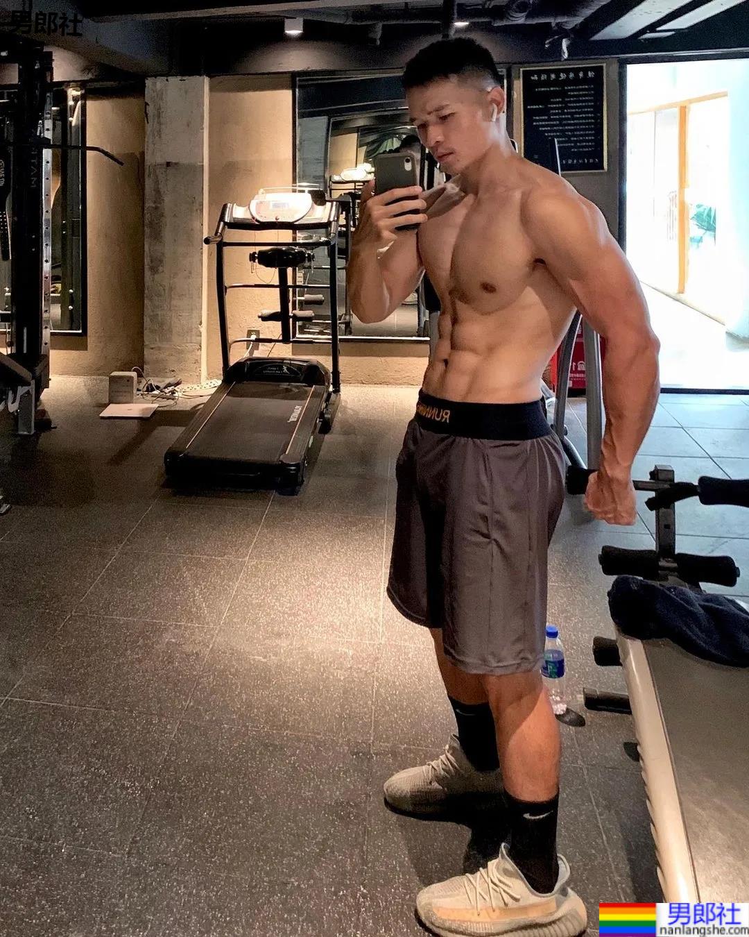 成都新晋1哥肌肉照爆红推特，外国网友们都看馋了！ - 51虹马