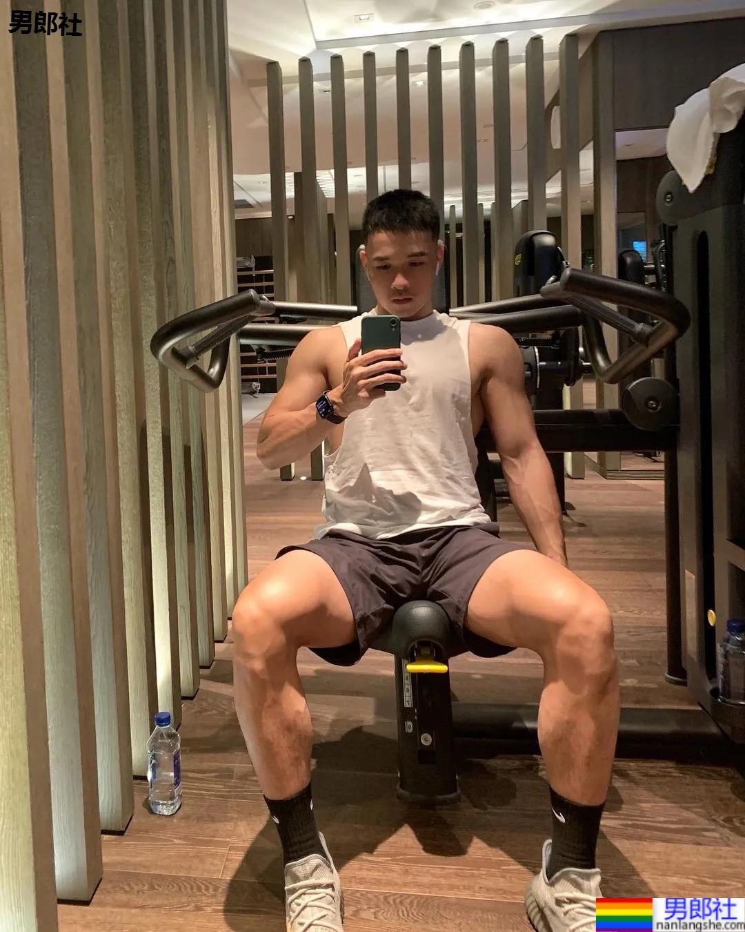 成都新晋1哥肌肉照爆红推特，外国网友们都看馋了！ - 51虹马