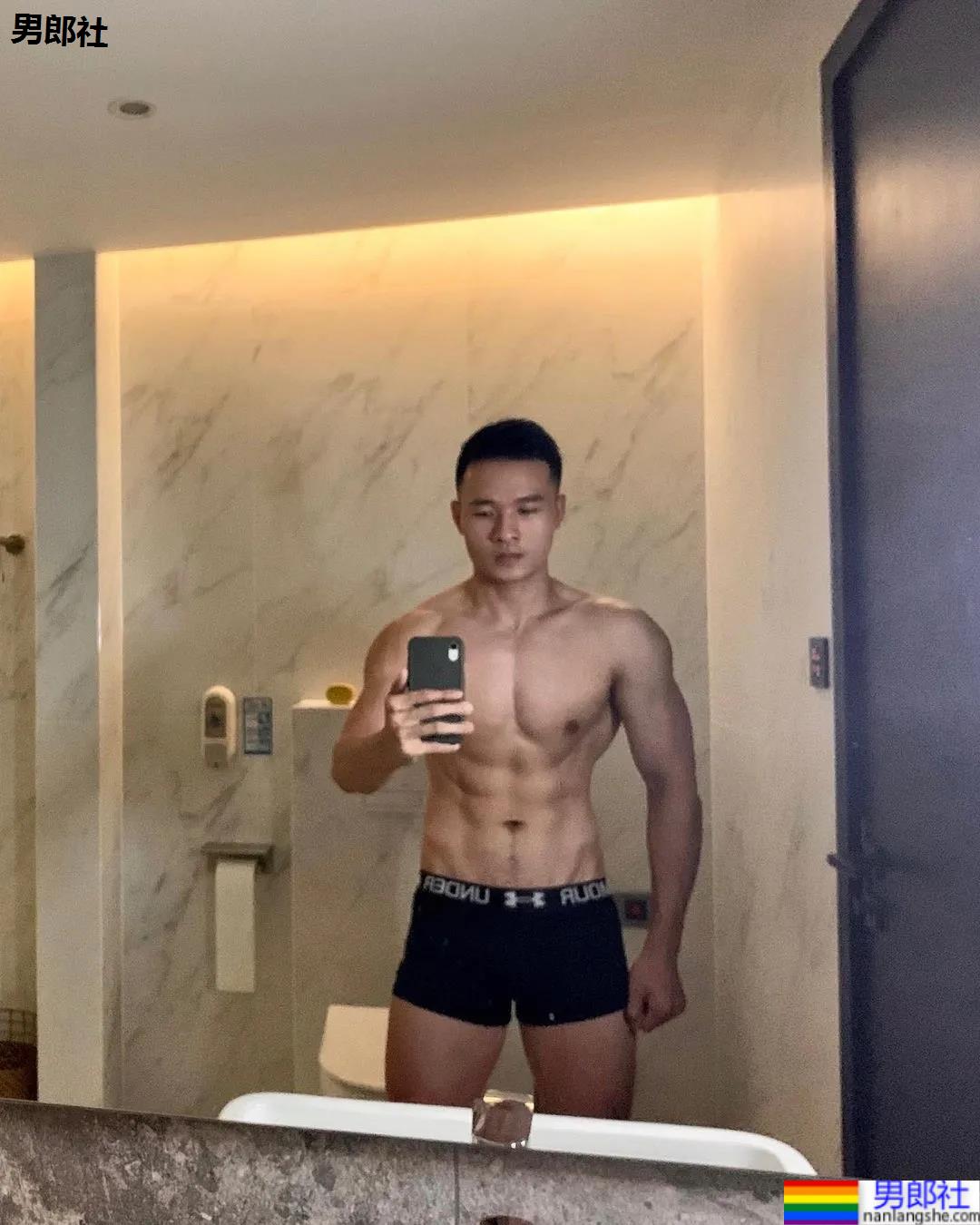 成都新晋1哥肌肉照爆红推特，外国网友们都看馋了！ - 51虹马