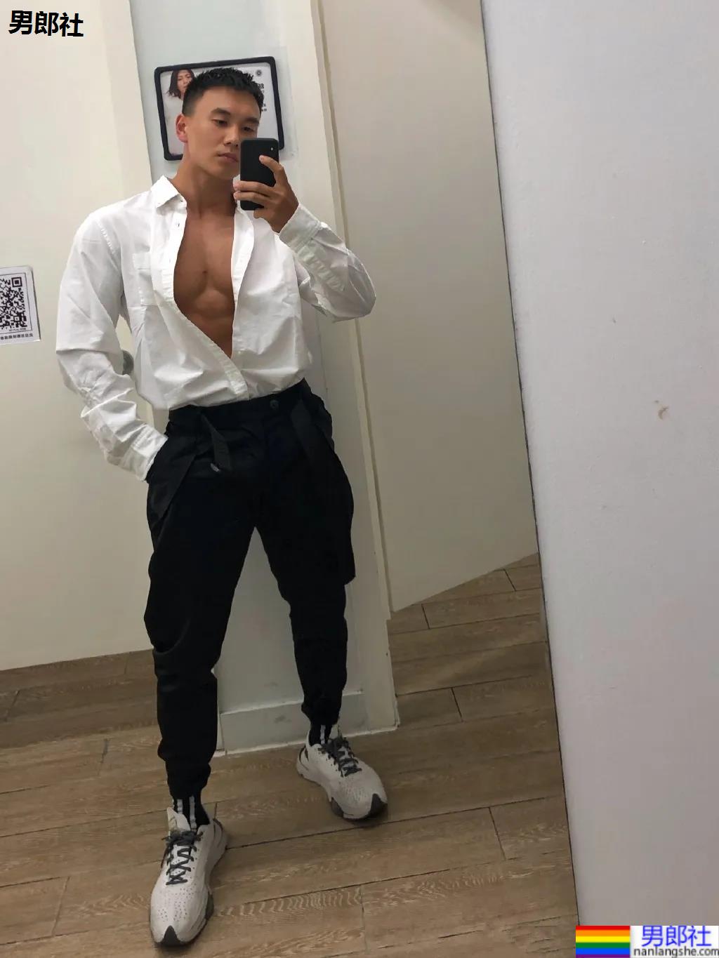 刷屏的肌肉修车工找到了,腱子肉A到炸的他竟是网红名媛的御用男模! - 51虹马 刷屏的肌肉修车工找到了,腱子肉A到炸的他竟是网红名媛的御用男模! - 51虹马