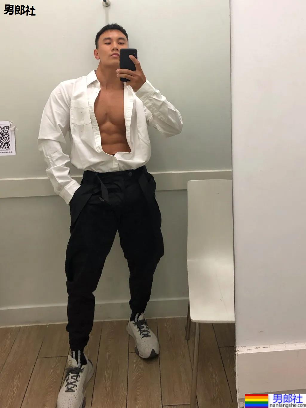 刷屏的肌肉修车工找到了,腱子肉A到炸的他竟是网红名媛的御用男模! - 51虹马 刷屏的肌肉修车工找到了,腱子肉A到炸的他竟是网红名媛的御用男模! - 51虹马