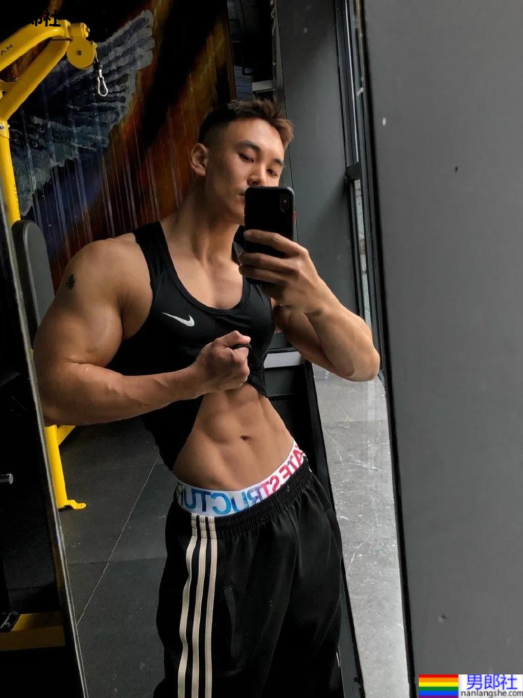 刷屏的肌肉修车工找到了,腱子肉A到炸的他竟是网红名媛的御用男模! - 51虹马 刷屏的肌肉修车工找到了,腱子肉A到炸的他竟是网红名媛的御用男模! - 51虹马