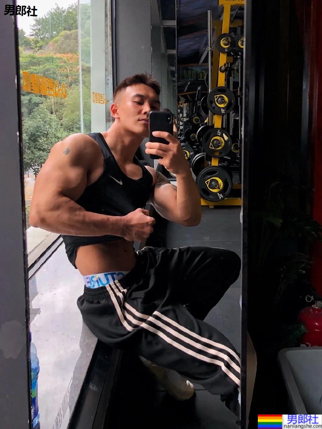 刷屏的肌肉修车工找到了,腱子肉A到炸的他竟是网红名媛的御用男模! - 51虹马 刷屏的肌肉修车工找到了,腱子肉A到炸的他竟是网红名媛的御用男模! - 51虹马