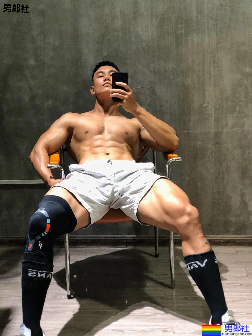 刷屏的肌肉修车工找到了,腱子肉A到炸的他竟是网红名媛的御用男模! - 51虹马 刷屏的肌肉修车工找到了,腱子肉A到炸的他竟是网红名媛的御用男模! - 51虹马