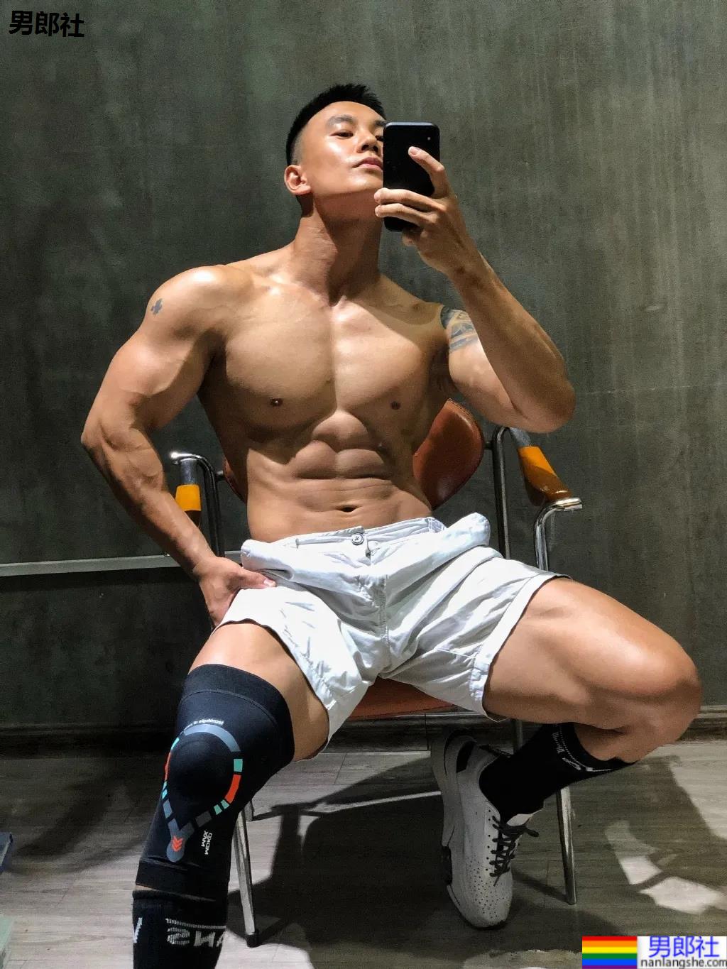 刷屏的肌肉修车工找到了,腱子肉A到炸的他竟是网红名媛的御用男模! - 51虹马 刷屏的肌肉修车工找到了,腱子肉A到炸的他竟是网红名媛的御用男模! - 51虹马