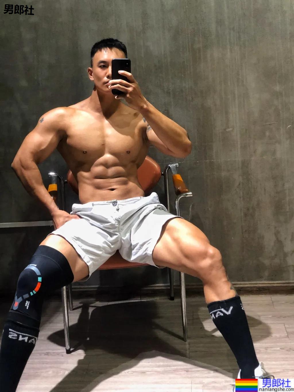 刷屏的肌肉修车工找到了,腱子肉A到炸的他竟是网红名媛的御用男模! - 51虹马 刷屏的肌肉修车工找到了,腱子肉A到炸的他竟是网红名媛的御用男模! - 51虹马