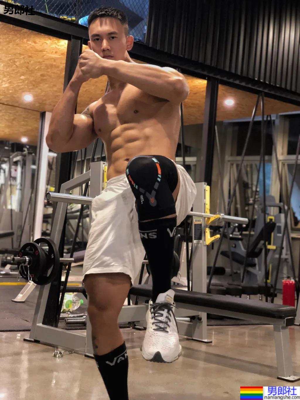 刷屏的肌肉修车工找到了,腱子肉A到炸的他竟是网红名媛的御用男模! - 51虹马 刷屏的肌肉修车工找到了,腱子肉A到炸的他竟是网红名媛的御用男模! - 51虹马