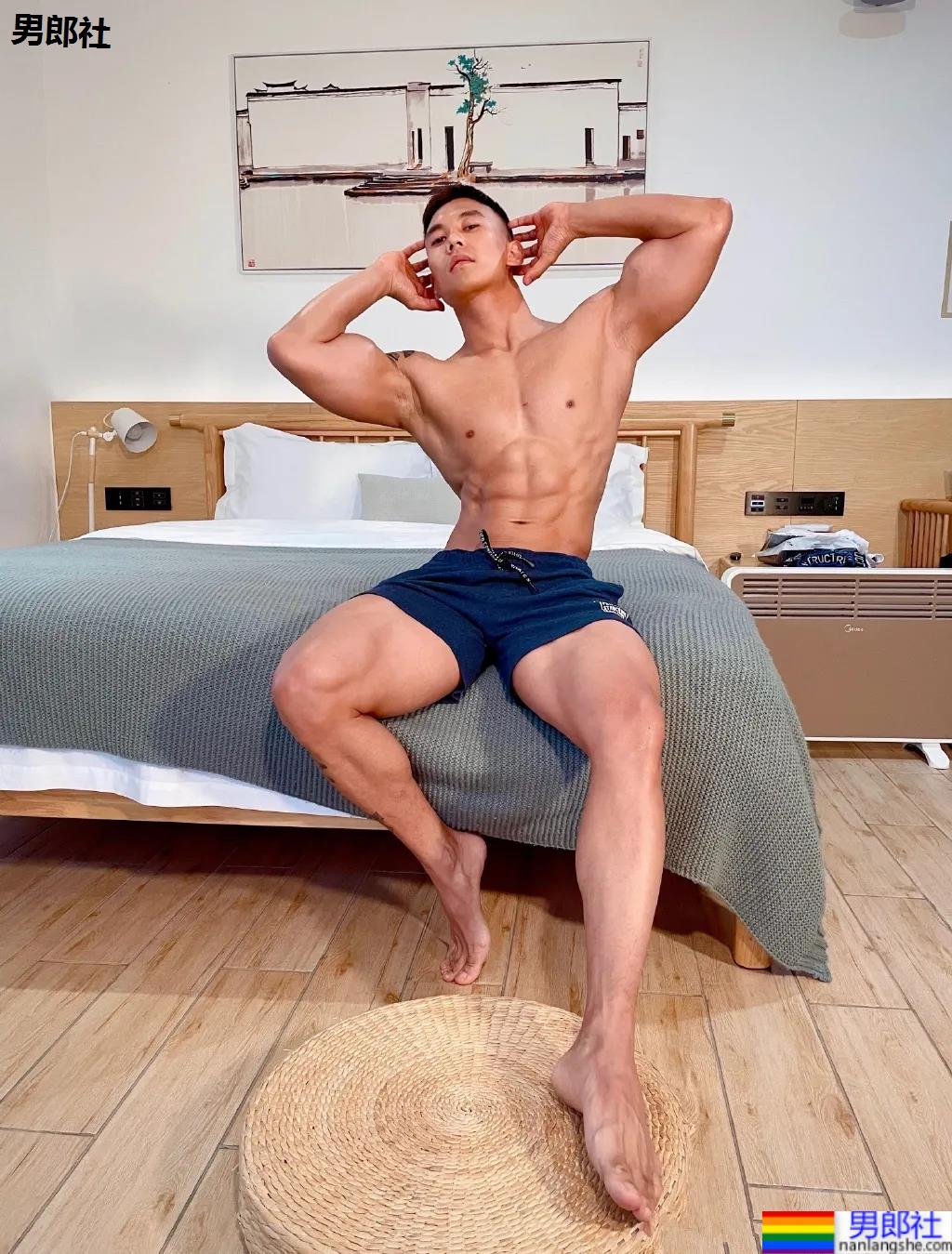 刷屏的肌肉修车工找到了,腱子肉A到炸的他竟是网红名媛的御用男模! - 51虹马 刷屏的肌肉修车工找到了,腱子肉A到炸的他竟是网红名媛的御用男模! - 51虹马