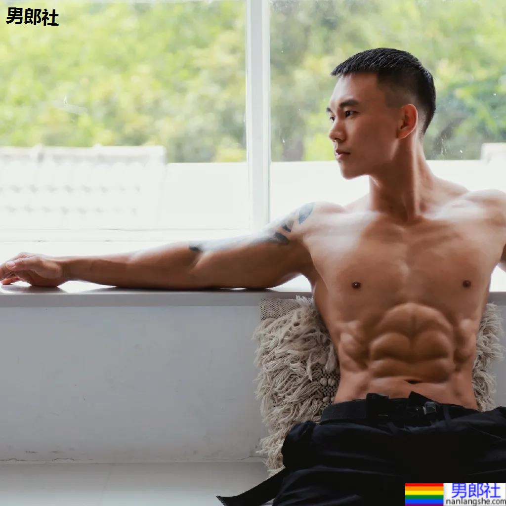 刷屏的肌肉修车工找到了,腱子肉A到炸的他竟是网红名媛的御用男模! - 51虹马 刷屏的肌肉修车工找到了,腱子肉A到炸的他竟是网红名媛的御用男模! - 51虹马