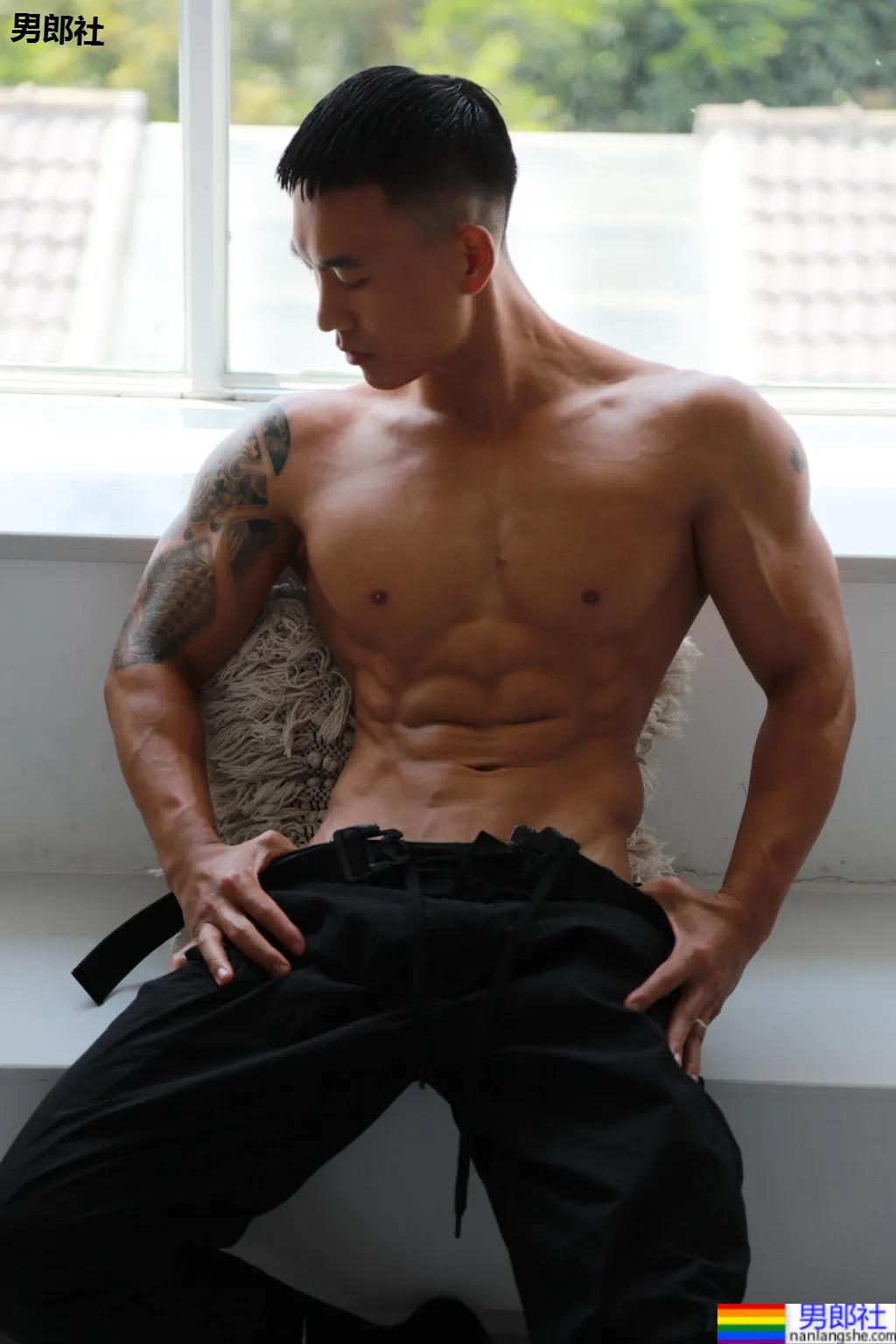 刷屏的肌肉修车工找到了,腱子肉A到炸的他竟是网红名媛的御用男模! - 51虹马 刷屏的肌肉修车工找到了,腱子肉A到炸的他竟是网红名媛的御用男模! - 51虹马