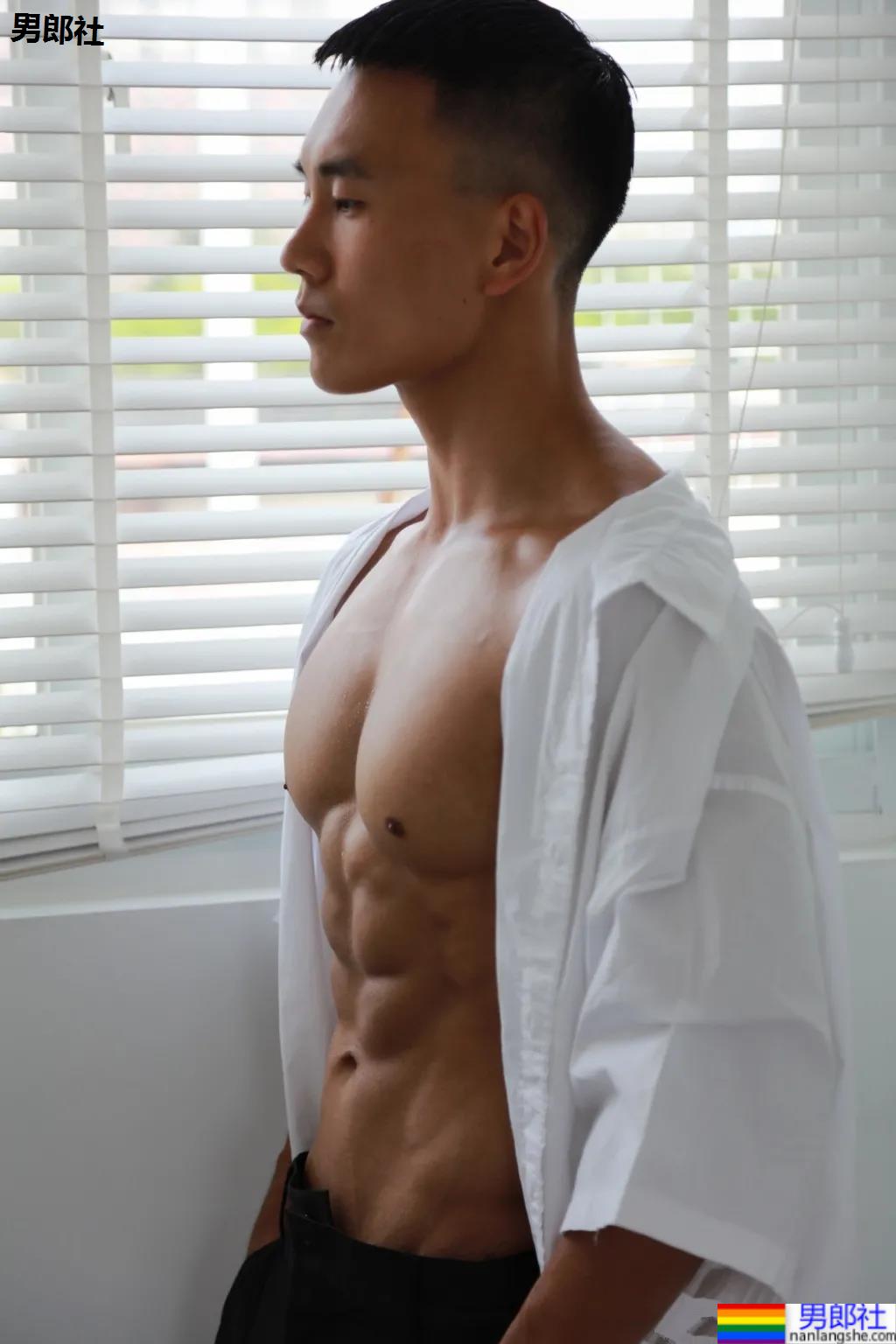 刷屏的肌肉修车工找到了,腱子肉A到炸的他竟是网红名媛的御用男模! - 51虹马 刷屏的肌肉修车工找到了,腱子肉A到炸的他竟是网红名媛的御用男模! - 51虹马