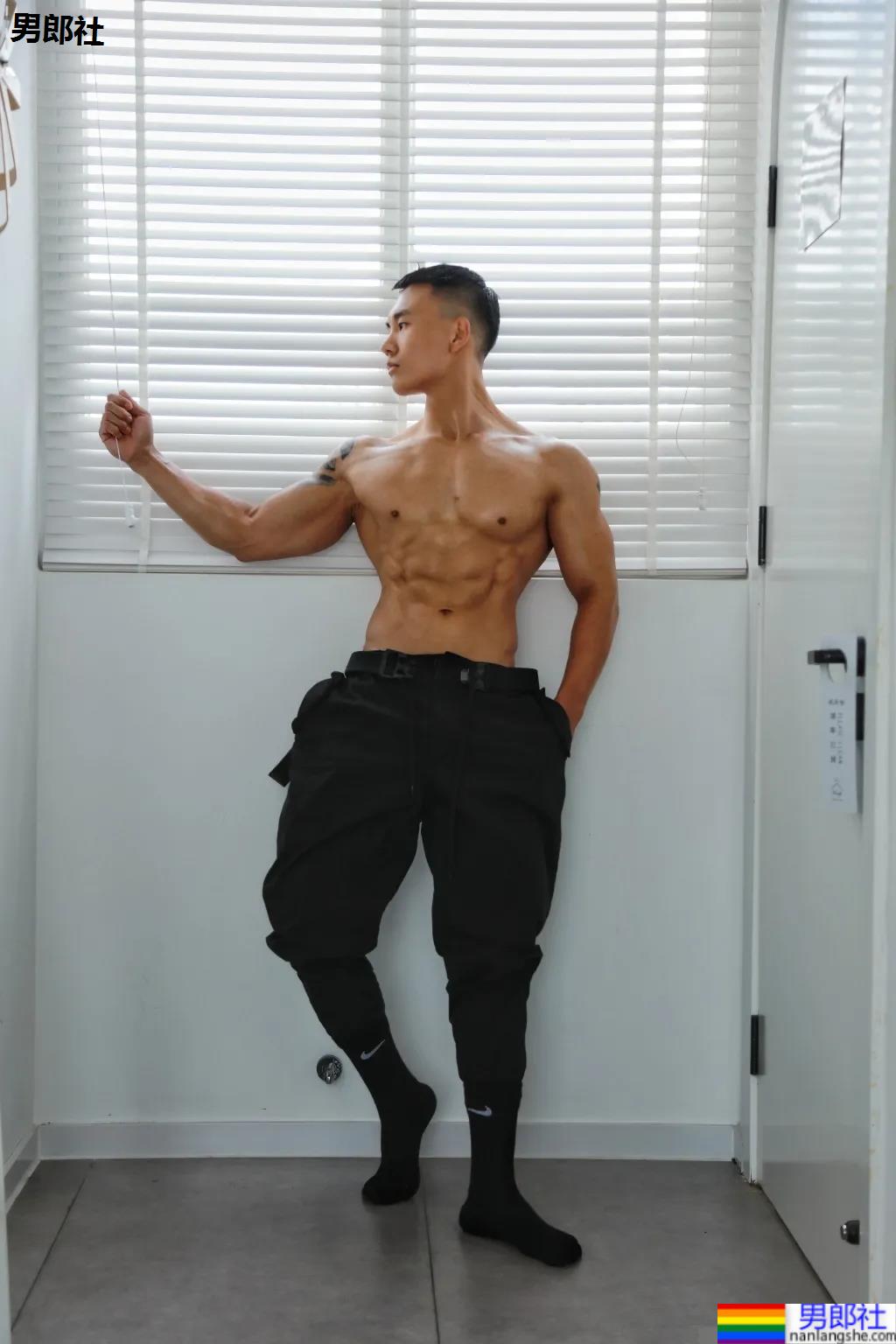 刷屏的肌肉修车工找到了,腱子肉A到炸的他竟是网红名媛的御用男模! - 51虹马 刷屏的肌肉修车工找到了,腱子肉A到炸的他竟是网红名媛的御用男模! - 51虹马