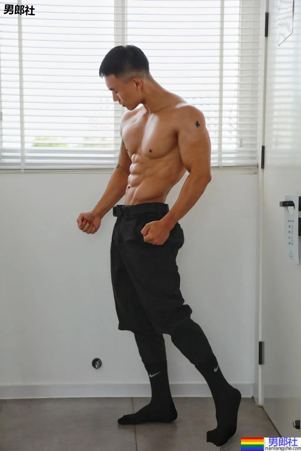 刷屏的肌肉修车工找到了,腱子肉A到炸的他竟是网红名媛的御用男模! - 51虹马 刷屏的肌肉修车工找到了,腱子肉A到炸的他竟是网红名媛的御用男模! - 51虹马