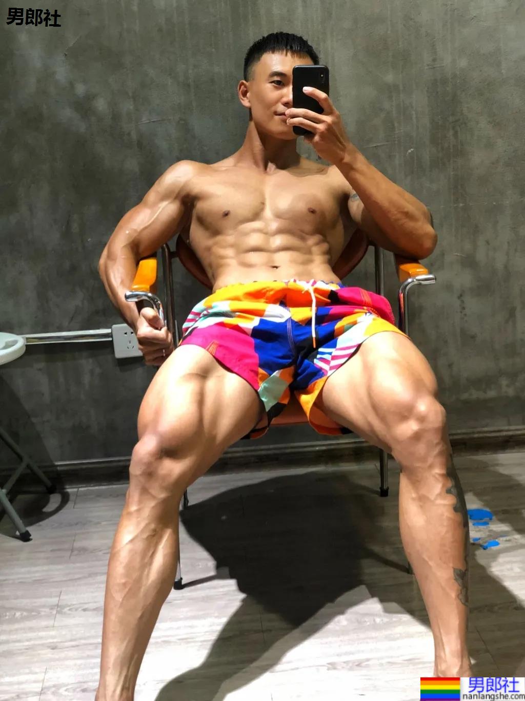 刷屏的肌肉修车工找到了,腱子肉A到炸的他竟是网红名媛的御用男模! - 51虹马 刷屏的肌肉修车工找到了,腱子肉A到炸的他竟是网红名媛的御用男模! - 51虹马