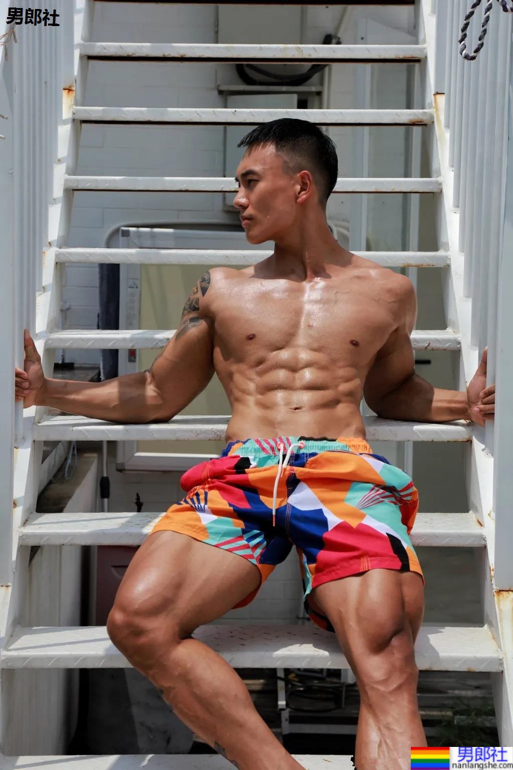 刷屏的肌肉修车工找到了,腱子肉A到炸的他竟是网红名媛的御用男模! - 51虹马 刷屏的肌肉修车工找到了,腱子肉A到炸的他竟是网红名媛的御用男模! - 51虹马