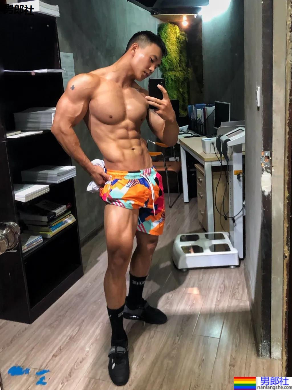 刷屏的肌肉修车工找到了,腱子肉A到炸的他竟是网红名媛的御用男模! - 51虹马 刷屏的肌肉修车工找到了,腱子肉A到炸的他竟是网红名媛的御用男模! - 51虹马