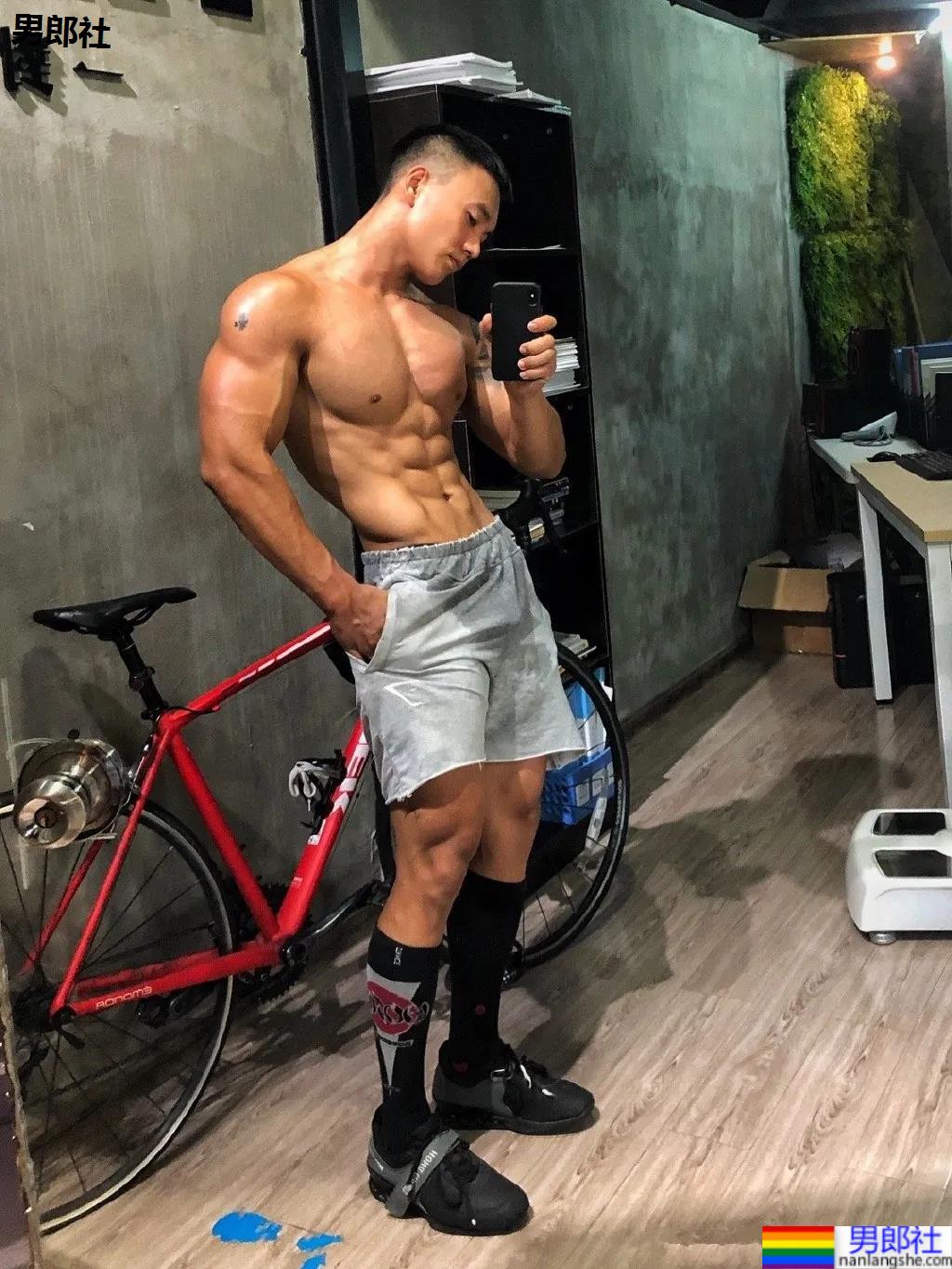 刷屏的肌肉修车工找到了,腱子肉A到炸的他竟是网红名媛的御用男模! - 51虹马 刷屏的肌肉修车工找到了,腱子肉A到炸的他竟是网红名媛的御用男模! - 51虹马