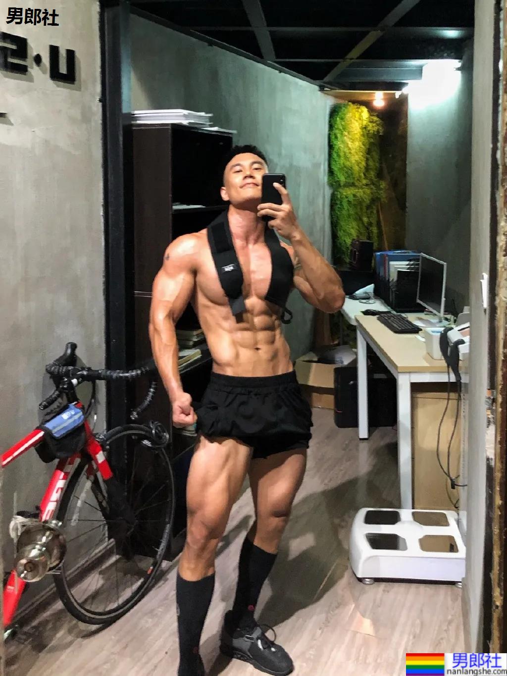 刷屏的肌肉修车工找到了,腱子肉A到炸的他竟是网红名媛的御用男模! - 51虹马 刷屏的肌肉修车工找到了,腱子肉A到炸的他竟是网红名媛的御用男模! - 51虹马