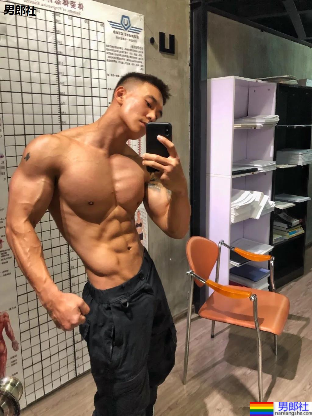 刷屏的肌肉修车工找到了,腱子肉A到炸的他竟是网红名媛的御用男模! - 51虹马 刷屏的肌肉修车工找到了,腱子肉A到炸的他竟是网红名媛的御用男模! - 51虹马