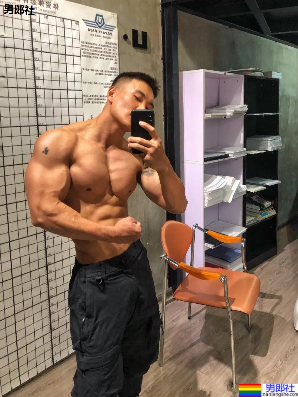 刷屏的肌肉修车工找到了,腱子肉A到炸的他竟是网红名媛的御用男模! - 51虹马 刷屏的肌肉修车工找到了,腱子肉A到炸的他竟是网红名媛的御用男模! - 51虹马