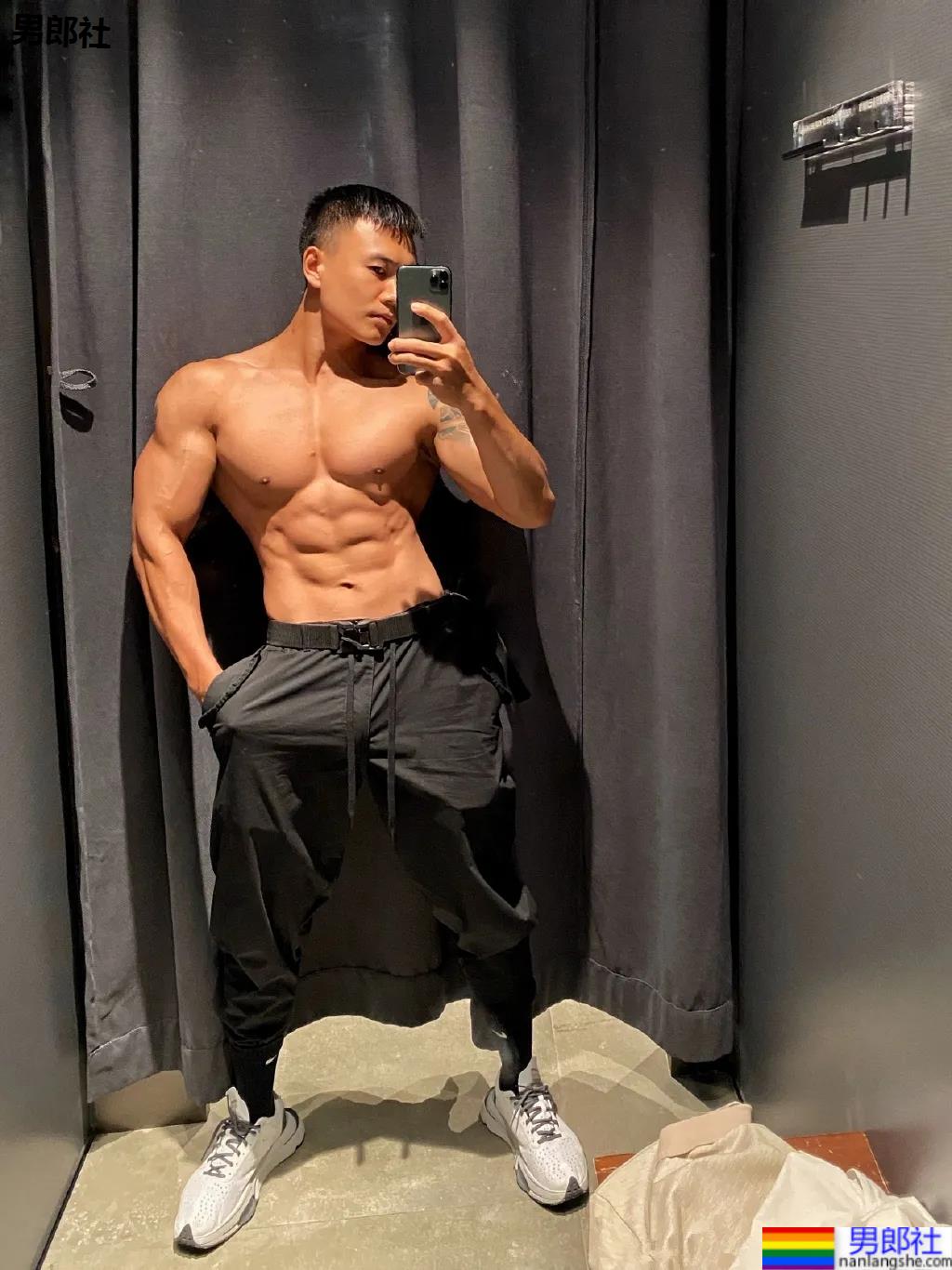 刷屏的肌肉修车工找到了,腱子肉A到炸的他竟是网红名媛的御用男模! - 51虹马 刷屏的肌肉修车工找到了,腱子肉A到炸的他竟是网红名媛的御用男模! - 51虹马