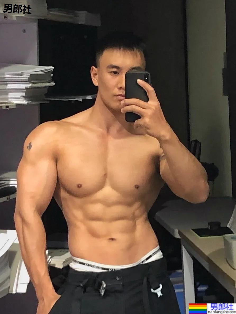 刷屏的肌肉修车工找到了,腱子肉A到炸的他竟是网红名媛的御用男模! - 51虹马 刷屏的肌肉修车工找到了,腱子肉A到炸的他竟是网红名媛的御用男模! - 51虹马