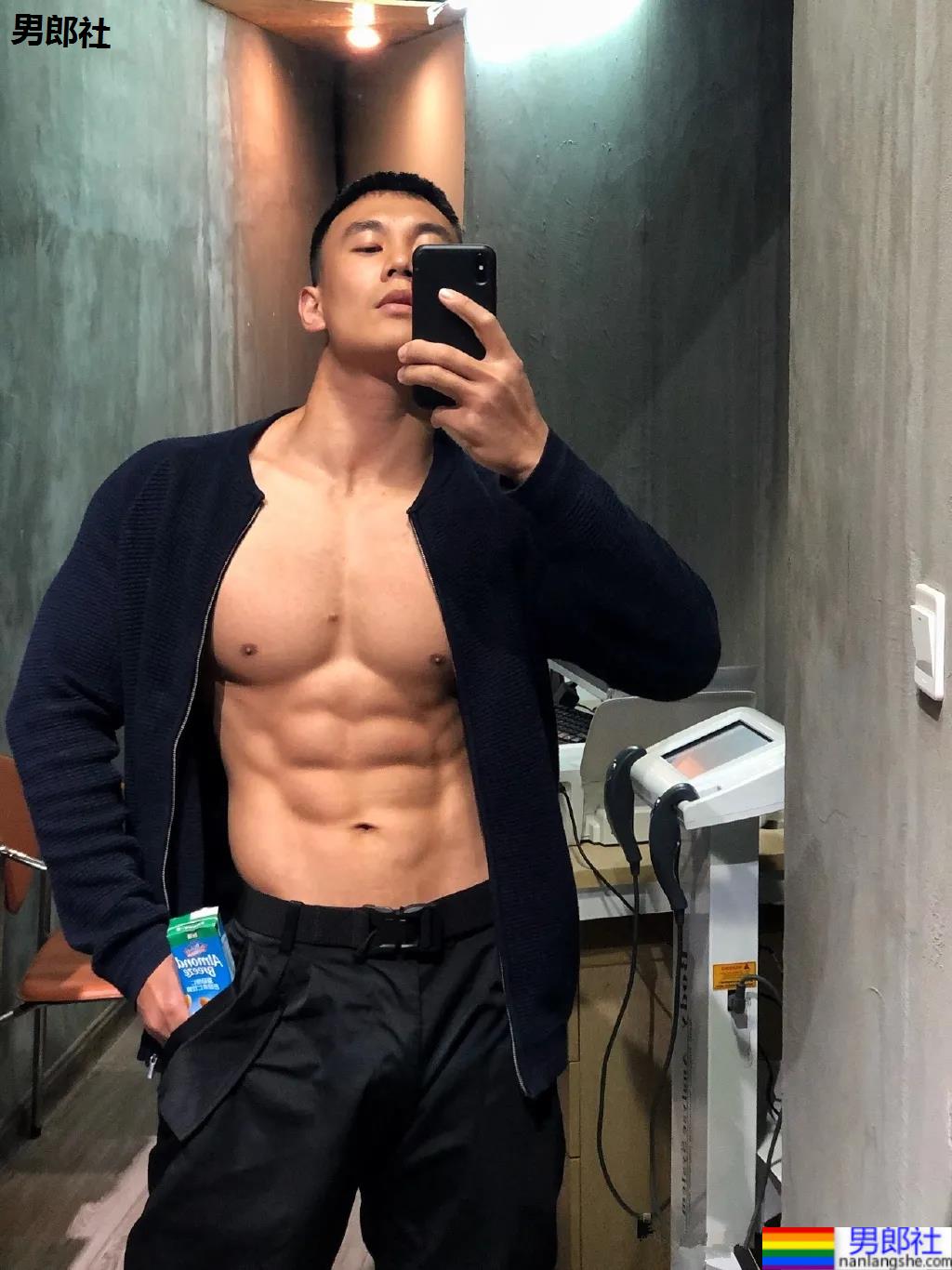 刷屏的肌肉修车工找到了,腱子肉A到炸的他竟是网红名媛的御用男模! - 51虹马 刷屏的肌肉修车工找到了,腱子肉A到炸的他竟是网红名媛的御用男模! - 51虹马