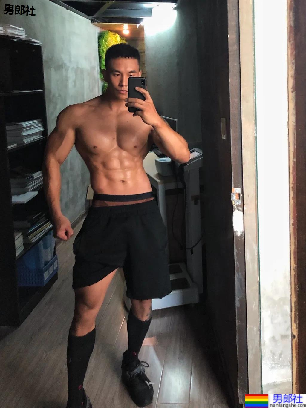 刷屏的肌肉修车工找到了,腱子肉A到炸的他竟是网红名媛的御用男模! - 51虹马 刷屏的肌肉修车工找到了,腱子肉A到炸的他竟是网红名媛的御用男模! - 51虹马