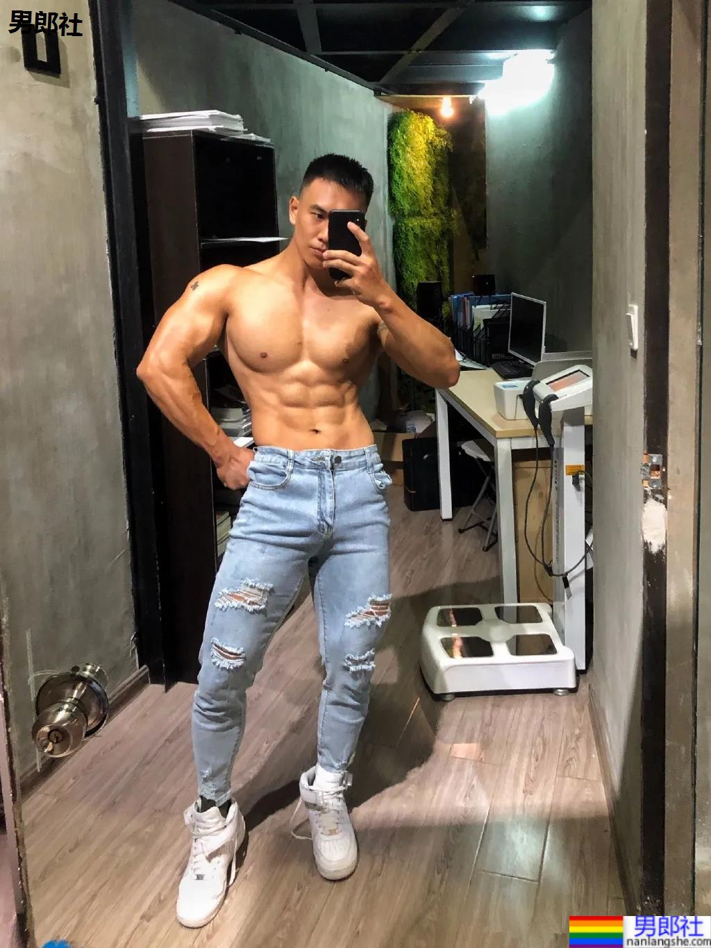 刷屏的肌肉修车工找到了,腱子肉A到炸的他竟是网红名媛的御用男模! - 51虹马 刷屏的肌肉修车工找到了,腱子肉A到炸的他竟是网红名媛的御用男模! - 51虹马